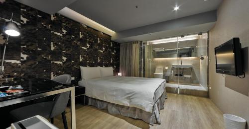 台北安庭台北商旅的酒店客房,配有床和电视