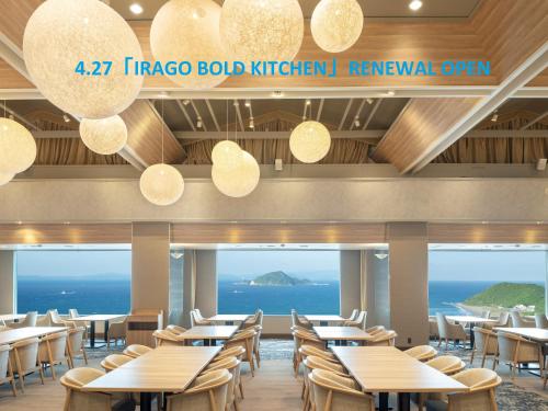 田原市Irago Ocean Resort的一间设有桌椅的海洋餐厅