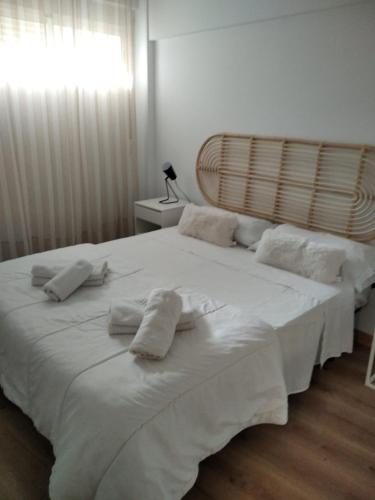 拉斯内格拉斯Las Negras的卧室内的一张带枕头的白色床