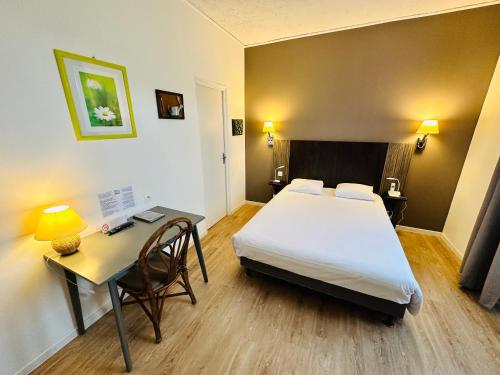 图尔意大利人酒店的客房设有1张床、1张桌子、1张床和1张床