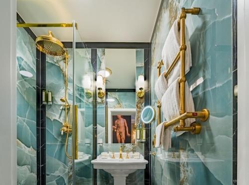 Bertsdorf阿申瑞尼兹斯加罗酒店的一间带水槽和淋浴的浴室