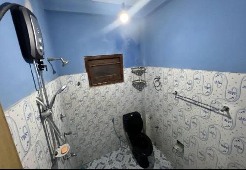 RatmalanaAraliya Uyana Apartments - Two Bed Room House的一间位于客房角落的带卫生间的浴室