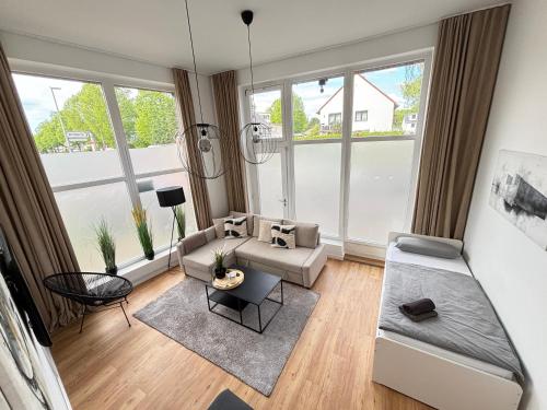 汉诺威60qm - 2 rooms - free parking - city - MalliBase Apartments的客厅配有沙发和桌子