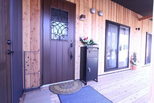 北斗市Yatsugatake Guest House Matsuda House - Vacation STAY 11086的门廊房间的紫色门