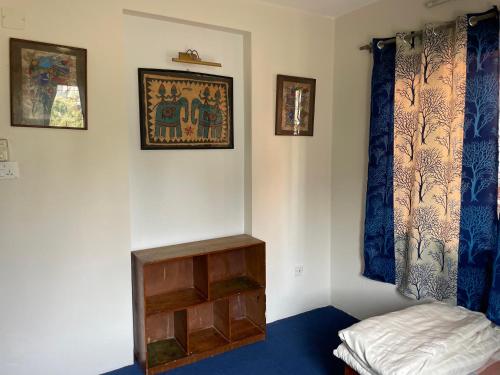 帕坦Kasaa home的一间设有一张床的客房,墙上挂着一张照片