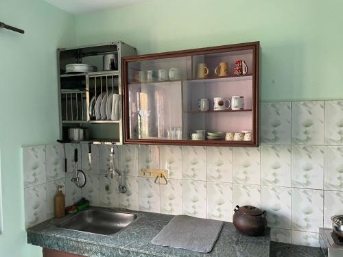 帕坦Kasaa home的一个带水槽和木柜的厨房