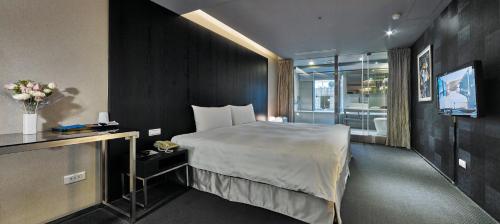 台北安庭台北商旅的酒店客房,配有床和电视