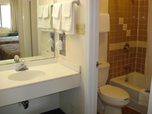 阿森斯雅典佩利梅特旅馆的一间带水槽、卫生间和镜子的浴室