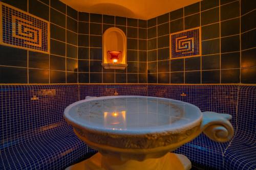 斯塔拉·里斯拉康塔特养生酒店的浴室配有带蜡烛的浴缸。