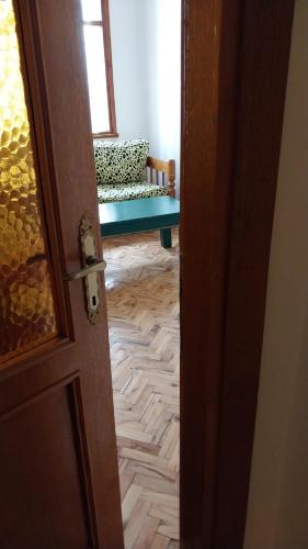 伊斯坦布尔Flat Kavisli的通往铺有木地板的客房的开放式门
