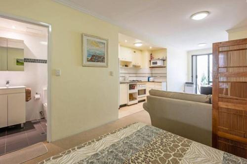 悉尼Convenient Studio With Courtyard的带沙发的客厅和厨房