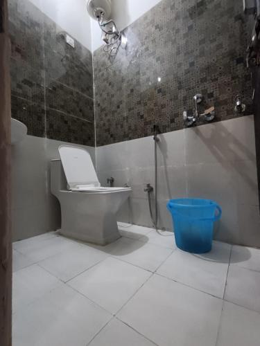 勒克瑙Hotel JP Inn的一间带卫生间和蓝色桶的浴室