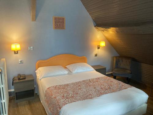 拉沙里泰庞拉伯鲁尔酒店的一间卧室配有一张床和一把椅子