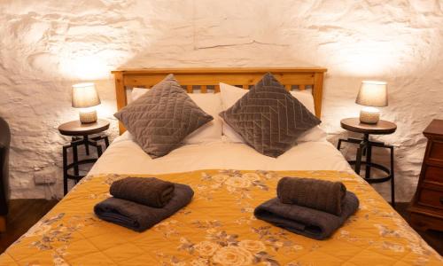 马汉莱斯Deer House的一间卧室配有一张带两个枕头的床