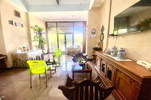 PurworejoCapital O 93942 Griya Singgah Berkah Syariah的客厅配有黄色椅子和桌子