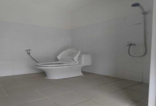 雅加达OYO 93958 J&B Smart Jatinegara的白色的浴室设有卫生间和淋浴。