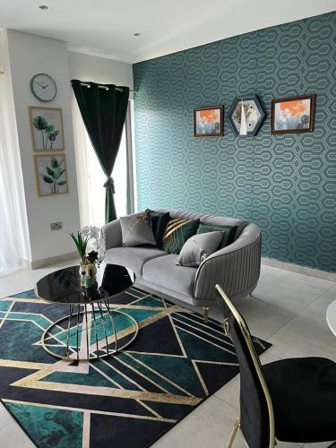 阿克拉The Lennox by Luxe Properties的带沙发和蓝色墙壁的客厅