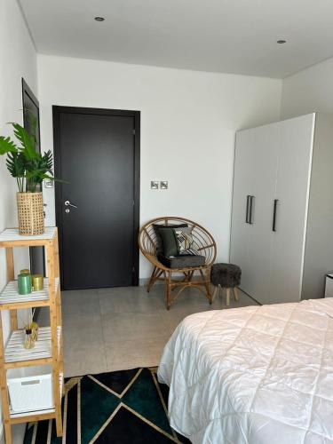 阿克拉The Lennox by Luxe Properties的卧室配有床、椅子和门