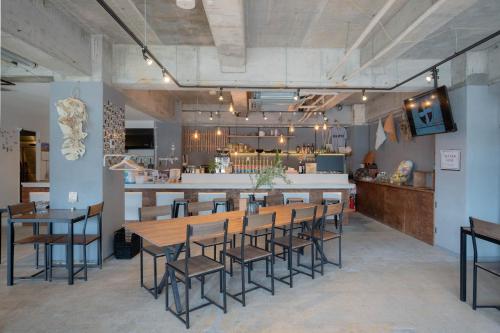 Takagi&HouSE - Vacation STAY 93911v的餐厅设有长木桌子和椅子