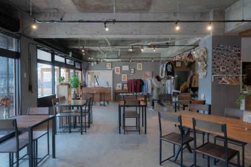 Takagi&HouSE - Vacation STAY 72442v的一间商店里带桌椅的房间