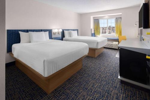多佛尔多佛尔麦克罗特客栈&套房的酒店客房设有两张床和电视。