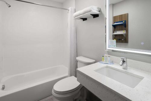 多佛尔多佛尔麦克罗特客栈&套房的浴室配有白色卫生间和盥洗盆。