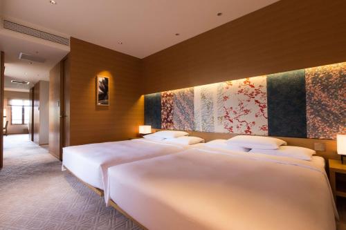 京都京都凯悦酒店的一间酒店客房,房间内设有两张床