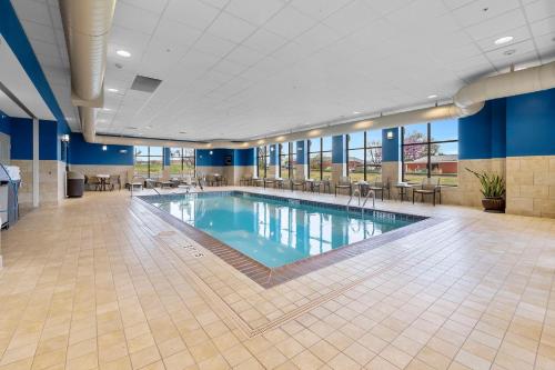 开普吉拉多拉杜角I-55东，MO汉普顿酒店的大型客房的大型游泳池,配有桌椅