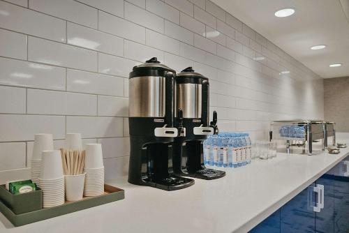 肯诺拉克拉丽奥湖畔会议中心酒店的厨房的柜台上设有咖啡壶