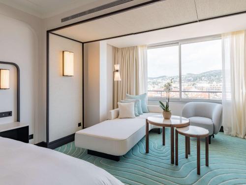 戛纳Mondrian Cannes的酒店客房配有一张床铺和一张桌子。
