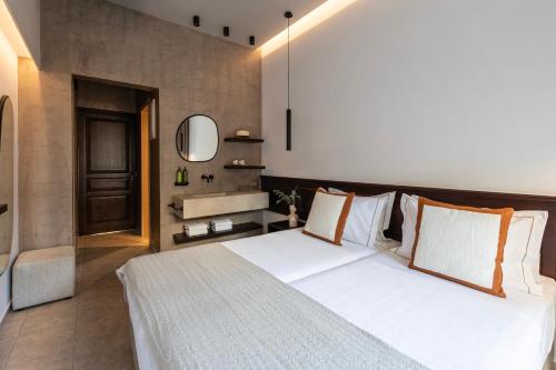 赫索尼索斯信天翁Spa度假酒店的一间带大床的卧室和一间浴室