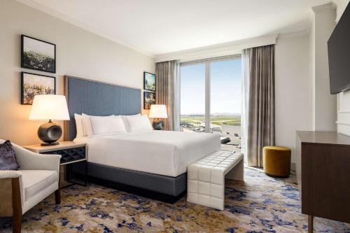 纳什维尔Hilton BNA Nashville Airport Terminal的酒店客房设有床和窗户。