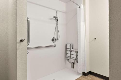 楠帕Everhome Suites Nampa Boise的浴室设有淋浴间和浴帘
