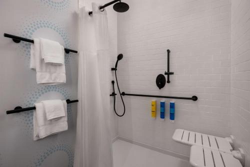 布鲁克林Tru By Hilton Brooklyn的带淋浴和盥洗盆的白色浴室