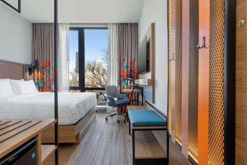 布鲁克林Tru By Hilton Brooklyn的配有一张床和一张书桌的酒店客房