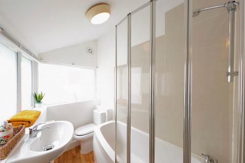 伯恩茅斯Town Centre House for 6 Guests的带淋浴、卫生间和盥洗盆的浴室