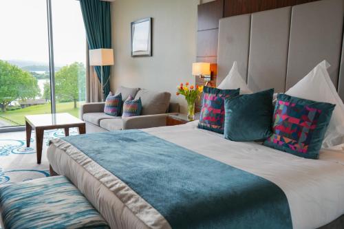 恩尼斯基林庄园宅邸乡村酒店的酒店客房设有一张大床和一张沙发。