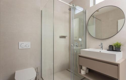 比利切Gorgeous Home In Bilice With Wifi的带淋浴、盥洗盆和镜子的浴室