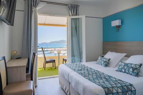 勒拉旺杜乐拉贝莱酒店的一间卧室配有一张床,享有海景