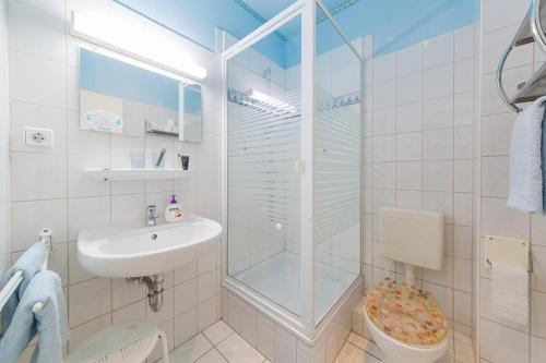 瓦尔内明德Haus Troja的带淋浴和盥洗盆的白色浴室