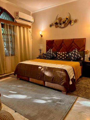 新德里Atharva's Homestay by Goaround Homes的一间卧室,卧室内配有一张大床