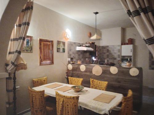米多恩Djerba Rêve Vacances Emna EL Beya的厨房配有桌椅、桌子和桌子