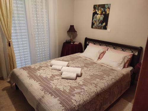卡梅纳维洛拉MARGARET VACATION HOUSE 52的一间卧室配有带毛巾的床