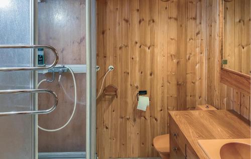 EnhörnaAmazing Home In Enhrna With Sauna的一间带木墙、水槽和淋浴的浴室