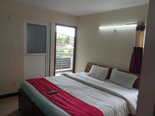 乌提Queenhill Homestay Ooty的一间卧室设有一张大床和窗户