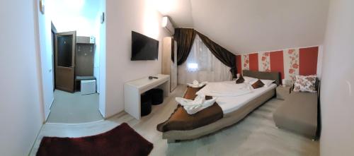 苏利纳Casa Diana的小房间设有床和电视