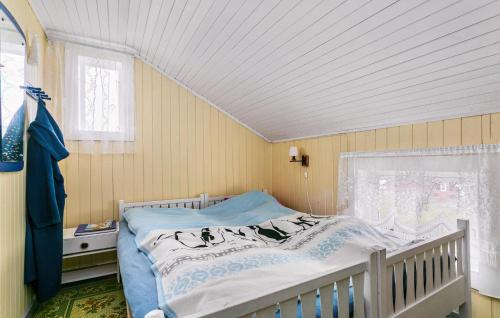 SætraCozy Home In Norddyry With Kitchen的一间带床的卧室,位于带窗户的房间内