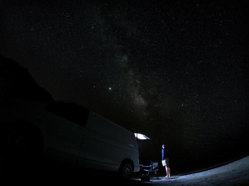 大加那利岛拉斯帕尔马斯CAMPER GRAN CANARIA的站在一辆货车旁的星空下的人