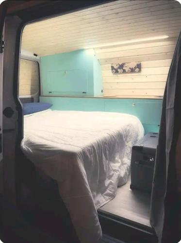 大加那利岛拉斯帕尔马斯CAMPER GRAN CANARIA的一张小床,放在货车后面