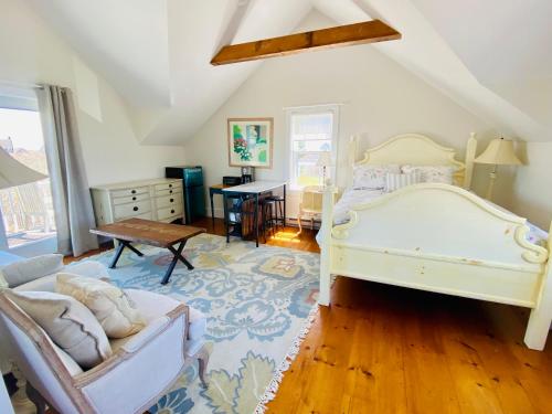 楠塔基特Adorable guesthouse with stunning views close to beach的卧室配有白色的床和书桌
